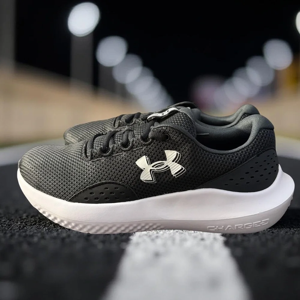 NWT Under Armour Surge 4 Running Shoes Black/Gray/White Size 10.5